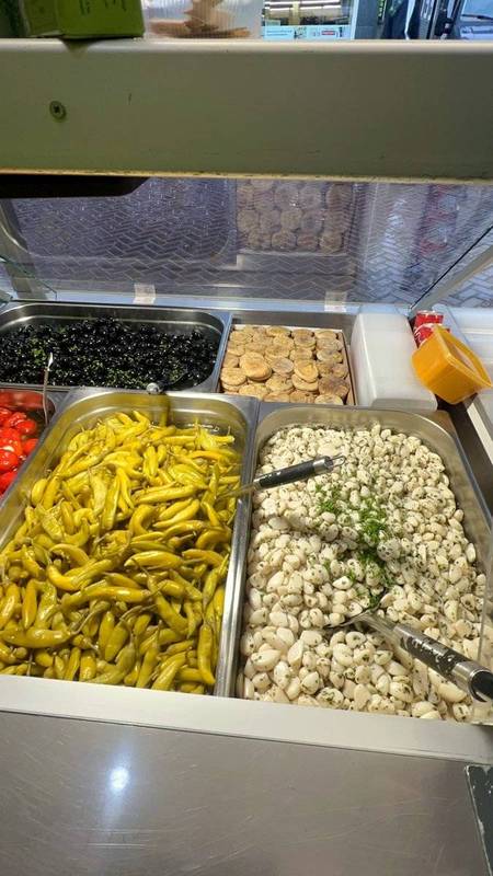 De kraam van Hanan Oliva met olijven en mediterrane tapas
